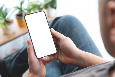 Akıllı telefonu elinde tutan adam beyaz boş ekran, uygulama için boş ekran