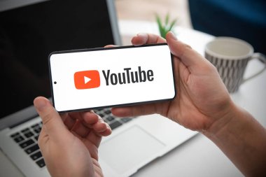 Wroclaw, Polonya - 17 Ocak 2025: YouTube logolu adam tutma aygıtı. YouTube, Google tarafından geliştirilen en popüler video servisidir..