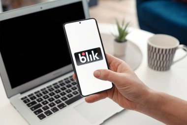 Wroclaw, Polonya - 17 Ocak 2025: akıllı telefondan Blik logosu. Blik en popüler Polonya ödeme internet sistemidir.