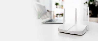 Modern Wi-Fi yönlendirici oturma odasındaki ışık masasında, boşluğu kopyala