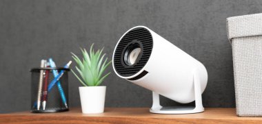 Rafında lens olan kablosuz beyaz projektör.