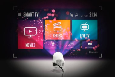 Projeksiyon ekranında TV yayını uygulama servisi. VOD konsepti