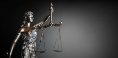 Karanlık arkaplanda Adalet Anıtı sembolü