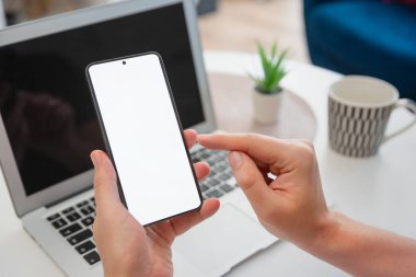 Akıllı telefonu elinde tutan adam beyaz boş ekran, uygulama için boş ekran