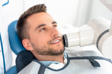 Hastanın röntgeni çekiliyor. Diş bakımı