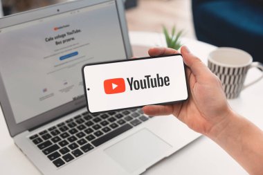 Wroclaw, Polonya - 17 Ocak 2025: YouTube logolu adam tutma aygıtı. YouTube, Google tarafından geliştirilen en popüler video servisidir..