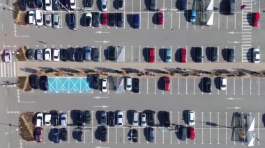 WROCLAW, POLAND - MAR 7, 2025: Alışveriş Merkezi 'ndeki Büyük Otoparkın Hava Görüntüsü