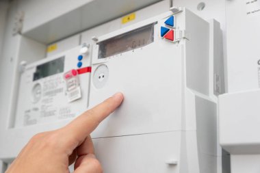 Evin elektrik sayacını kontrol eden adam, kapat.