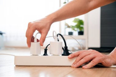 Evdeki prizin prizine elektrik prizi takın. Enerji verimliliği kavramı