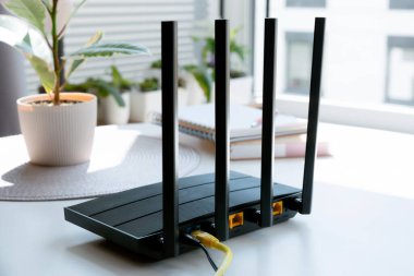 Oturma odasında 4 anteni olan bir yönlendirici. Yüksek hızlı internet kavramı