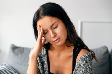 Kadının baş ağrısı, üzüntü ve depresyon konsepti var.