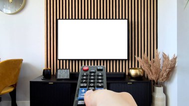 Modern oturma odasındaki boş televizyon ekranı. Çokluortam konsepti modeli