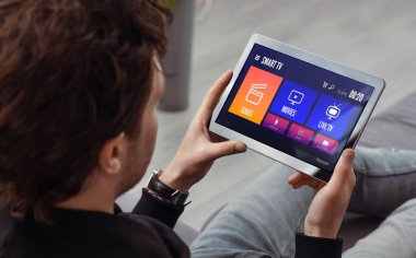 Talep üzerine video, film yayını, tabletli adam video servisi kullanıyor.