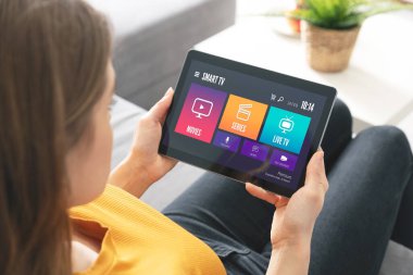 Talep üzerine video, film yayını, tabletli kadın video servisi kullanıyor.