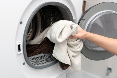 Çamaşır yıkamak, evdeki çamaşır makinesini kullanmak, ev işleri.