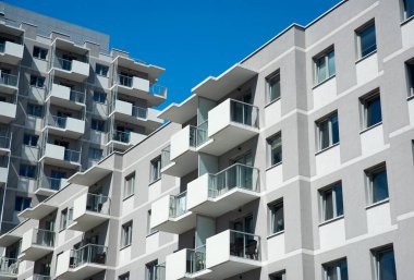 Konut alanındaki modern apartmanlar. Yeni inşa edilmiş bir mahalledeki lüks apartman daireleri.