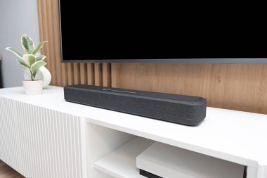 Modern bir evde ses çubuğu. Müzik dinlemek ve film izlemek.