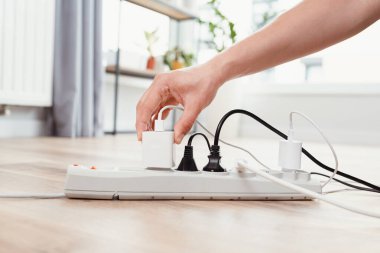 Elektrik prizini takan adam. Evdeki prizin prizine elektrik prizi takın.