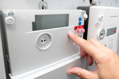 Elektrik enerji ölçer güç kullanımını ölçüyor. Enerji faturaları kavramı