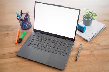 Ahşap masadaki boş ekranlı modern laptop, boşluğu kopyala