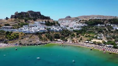 Tepedeki Lindos kasabası. Turkuaz deniz kıyısında altın plaj.