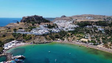 Tepedeki Lindos kasabası. Turkuaz deniz kıyısında altın plaj.