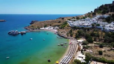 Tepedeki Lindos kasabası. Turkuaz deniz kıyısında altın plaj.