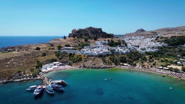 Tepedeki Lindos kasabası. Turkuaz deniz kıyısında altın plaj.