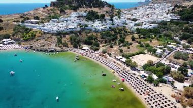 Tepedeki Lindos kasabası. Turkuaz deniz kıyısında altın plaj.