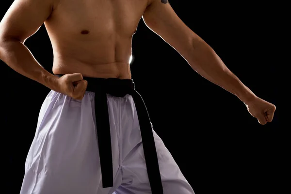 Μαύρο Red Belt Taekwondo Karate Αρσενικό Αθλητή Δείχνουν Παραδοσιακή Καταπολέμηση — Φωτογραφία Αρχείου