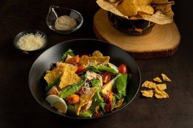 Parmesan peynirli, soslu, çatallı ve kızarmış ekmekli sağlıklı, çıtır yumurtalı sezar salatası..