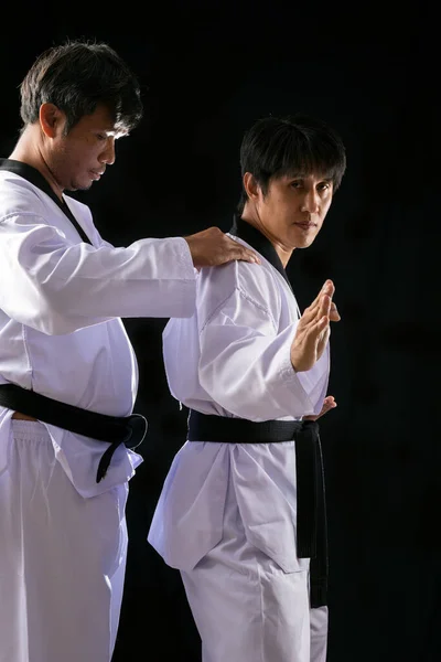 Taekwondo Εκπαίδευση Δύο Man Αφίσες Έλεγχο Μαύρο Φόντο Ιδανικό Για — Φωτογραφία Αρχείου