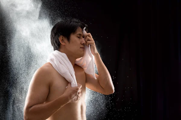 Erfrischende Trainingspause Shirtloser Asiatischer Athlet Mit Handtuch Und Wasserspray Auf — Stockfoto