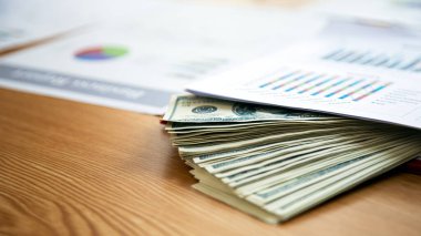 Finansal Yolsuzluk: Ekonomideki Namussuzluğu Temsil Eden Satılık Grafik Kağıdı Altındaki Dolarlık Notları 