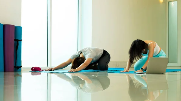 Dos Entrenadoras Asiáticas Practican Yoga Pose Extended Puppy Uttana Shishosana —  Fotos de Stock