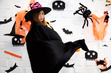 Asyalı genç cadı, cadılar bayramı, güzel kadın portresi. Cadılar Bayramı kostümünde moda sanat tasarımlı büyücü makyajı çekici bir model olarak