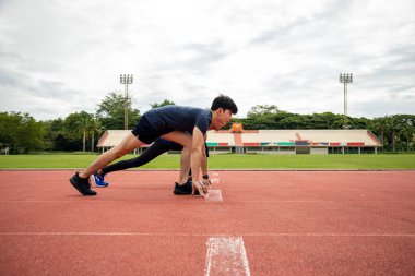 İki Genç, Lane Stadyumu, Konsantrasyon, Spor ve Arkadaşlık 'ta Koşu için başlangıç pozu alıyor
