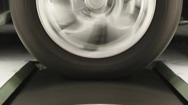 Laboratuvarda yüksek hız performans testi sırasında dönen araç tekerleğinin jant bulanıklığı ve tekerleği ile yakın plan görüntüsü