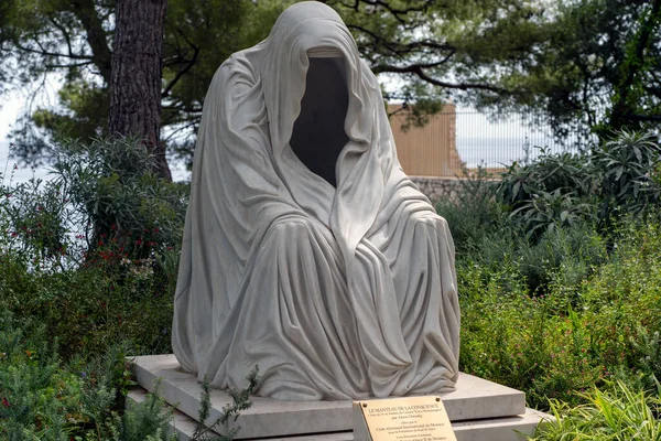 Княжество Монако Сентября 2022 Года Плащ Совести Анны Хром Статуя — стоковое фото