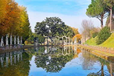 Villa Adriano 'daki (Hadrian Villa) Yunan heykelleri ve İtalya' nın Tivoli kentindeki sudaki yansımalarla çevrili Canopus adı verilen antik havuz.