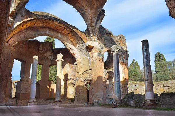 哈德良大浴场的古罗马考古遗址 这座建筑群是公元120年由罗马皇帝哈德良在意大利提沃里建造的 — 图库照片