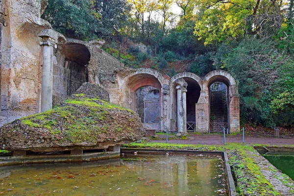 Старинный Бассейн Названием Канопус Окруженный Греческими Скульптурами Вилле Адриано Вилла — стоковое фото