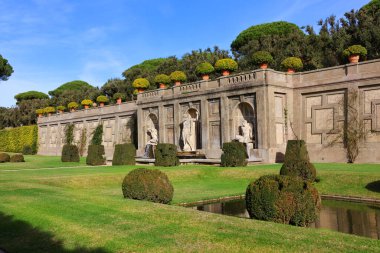 Castel Gandolfo, Roma, İtalya - 12 Ocak 2023: Roma 'daki Arnavutlar Gölü' ndeki Castel Gandolfo 'nun muhteşem papalık bahçeleri, Lazio