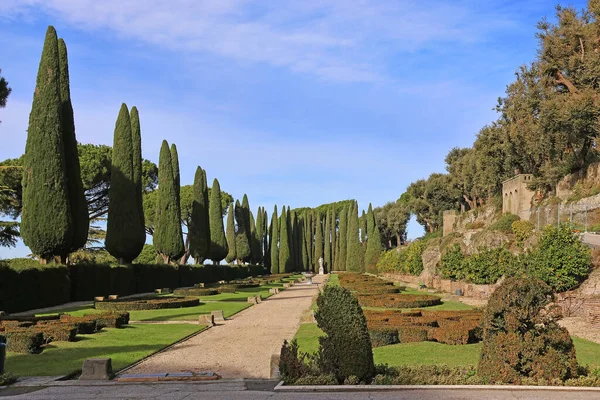 イタリア ローマ ガンドルフォ城 2023年1月12日 ローマ ラツィオ州のアルバーノ湖でガンドルフォ城の壮大な植物園 — ストック写真