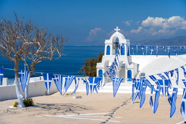 Kyrka Med Blå Kupoler Santorini Grekland — Stockfoto