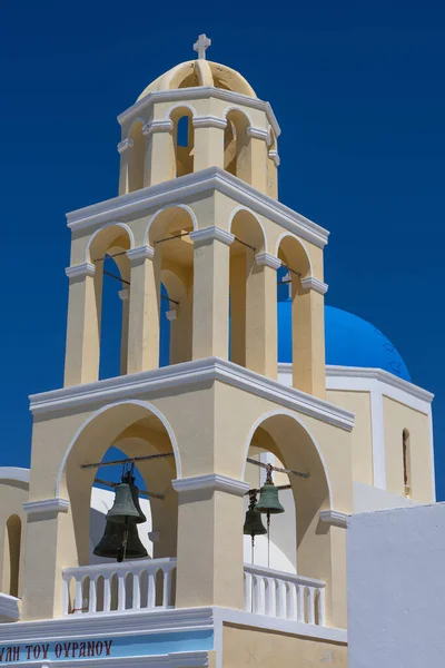 Kirkko Sininen Kupolit Saarella Santorini Kreikka — kuvapankkivalokuva