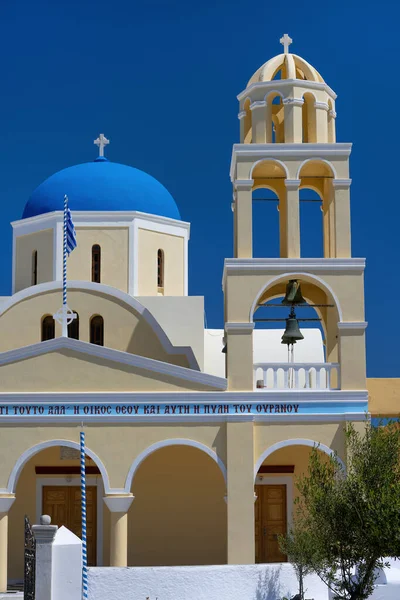 Kościół Niebieskimi Kopułami Wyspie Santorini Grecja — Zdjęcie stockowe