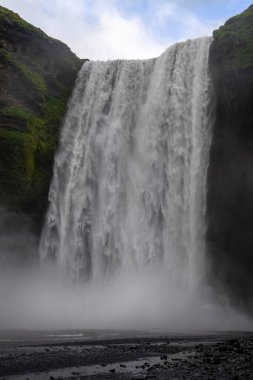 İzlanda 'nın güney kıyısındaki görkemli Skogafoss şelalesinin güzel manzarası.