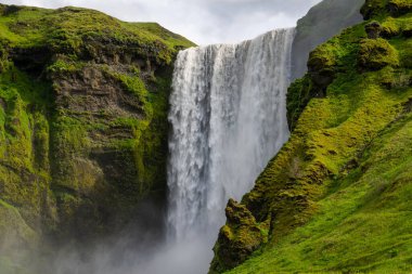 İzlanda 'nın güney kıyısındaki görkemli Skogafoss şelalesinin güzel manzarası.