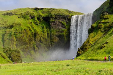 İzlanda 'nın güney kıyısındaki görkemli Skogafoss şelalesinin güzel manzarası.
